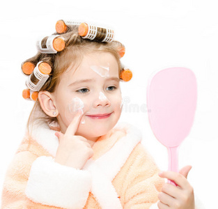 可爱可爱的小女孩戴着镜子卷发照片