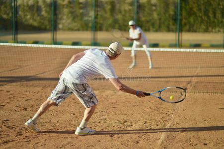 打网球的老夫妇