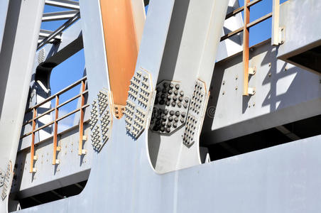 单一的铁路沃伦桁架式铁路桥照片