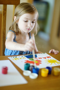 可爱的小女孩正在画画