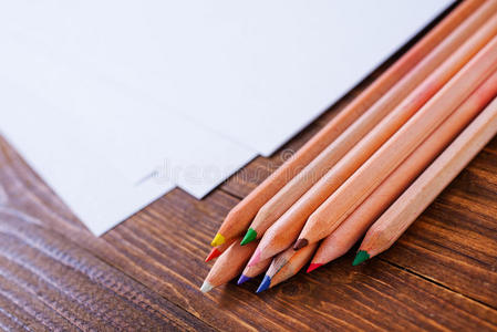 纸和彩色铅笔