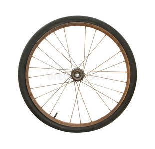 在车间修理自行车轮子的围裙的年轻人自行车车轮与车轮污垢旋转的atv