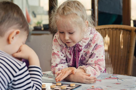 漂亮的小女孩在玩跳棋图片