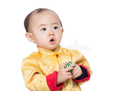 带玩具块的中国男婴