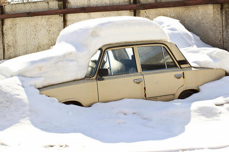 雪地里的俄罗斯老爷车