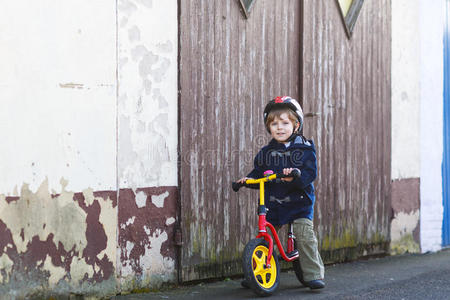 在乡村或城市骑自行车的小男孩
