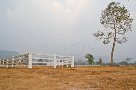 农田里的白色篱笆和阴天图片