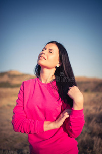 女人在享受自由和生活上美丽