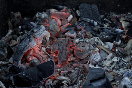 煤在灰烬中燃烧 照片