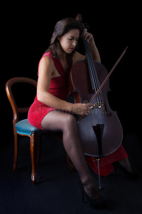 拉大提琴的黑发美女图片