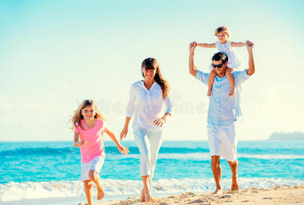 海滩上的幸福家庭