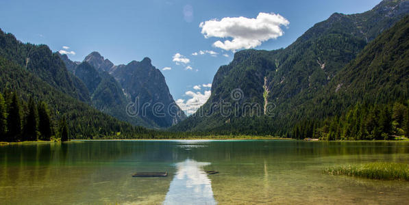 后面有山谷的高山湖