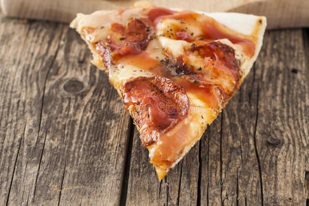 一片意大利香肠披萨