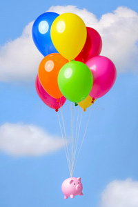 膨胀漂浮气球上漂浮在天空中的存钱罐照片