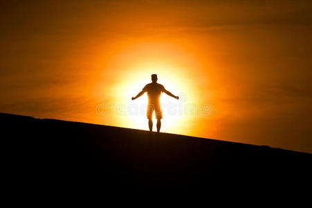 山上的光山上发光的人照片