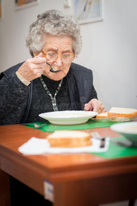 老年妇女饮食