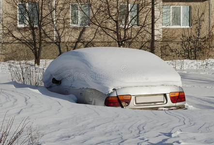 停在雪地上的汽车