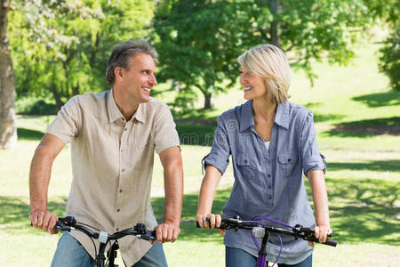 一对夫妇在公园里骑自行车