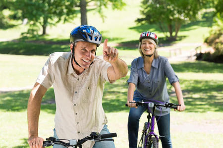 一对夫妇在公园里享受骑自行车的乐趣