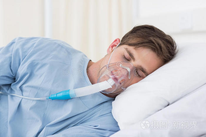 男性患者戴氧气面罩