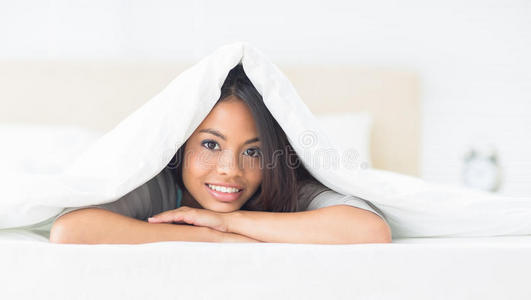 住所 漂亮的 照相机 棉被 覆盖 女人 卧室 头发 肩膀
