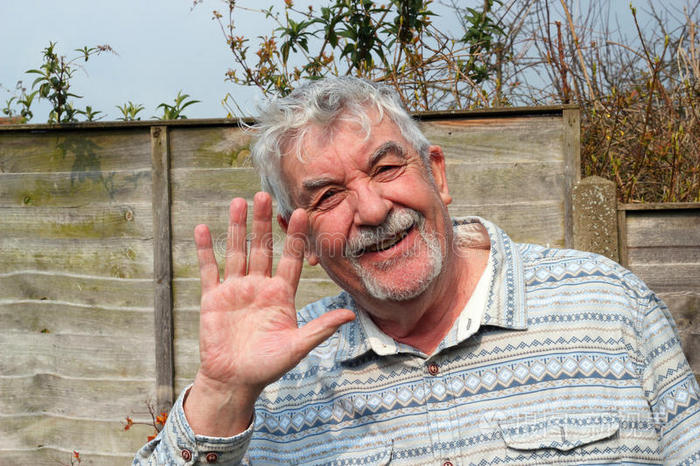 老人高兴地挥手