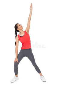一个运动型年轻女子伸出手的全身长度