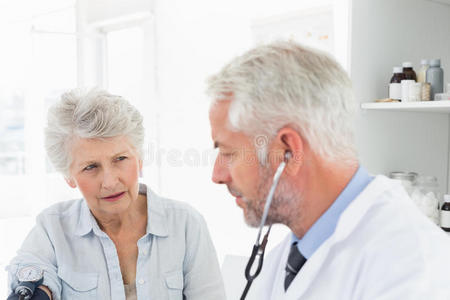 医生量他的退休病人的血压