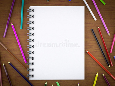 空白记事本和彩色铅笔