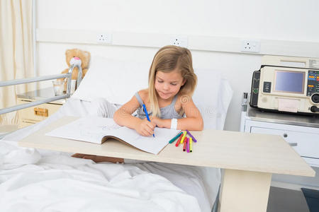 医院里生病的女孩画册图片