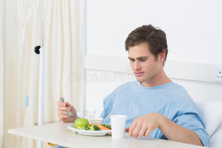 一人吃饭在医院吃饭的病人照片