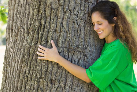 环保主义者拥抱树干