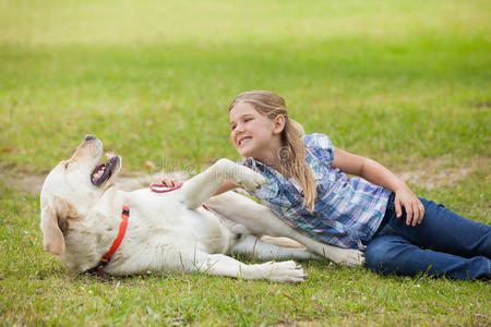 在公园和宠物狗玩耍的快乐女孩