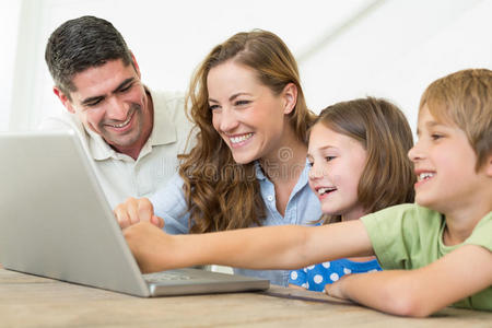 微笑的家庭使用笔记本电脑