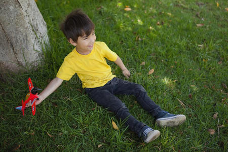 小男孩在公园里玩玩具飞机