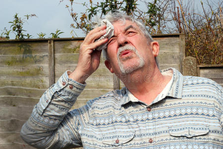 老人又热又汗.照片
