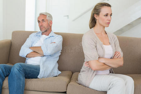 愤怒的夫妇坐在沙发上不说话