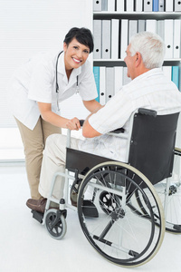 女医生与轮椅上的老年病人交谈