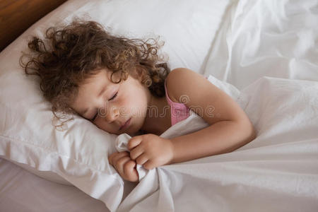 一个睡在床上的可爱女孩的特写镜头