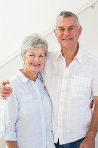 幸福的退休夫妇站在镜头前微笑