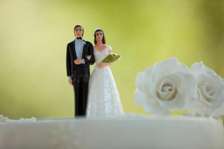婚礼蛋糕上的小雕像特写镜头