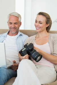 幸福的夫妇在笔记本电脑上看照片