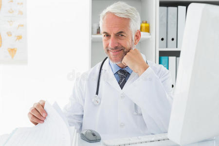 在医务室用电脑的成熟男医生
