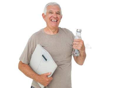 带着水瓶和天平的快乐老人