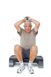 一位正在锻炼的老人的全身肖像