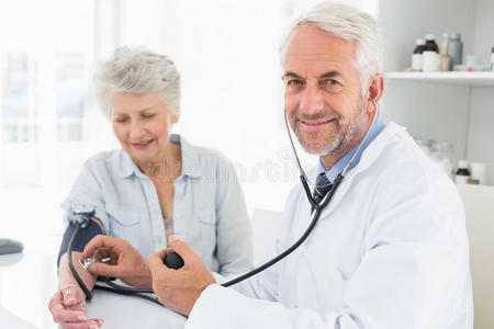 医生量他的退休病人的血压