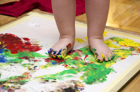 儿童用脚绘画