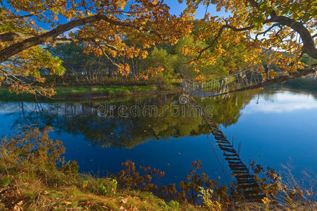 静谧的秋湖2号吊桥。