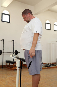 健身房体重超标男子