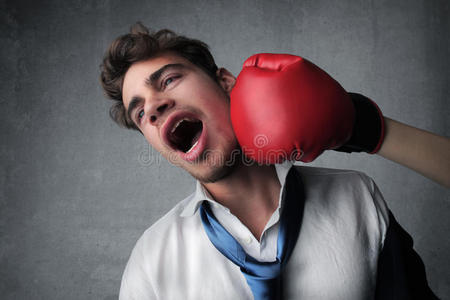 挨打的男孩挨打照片